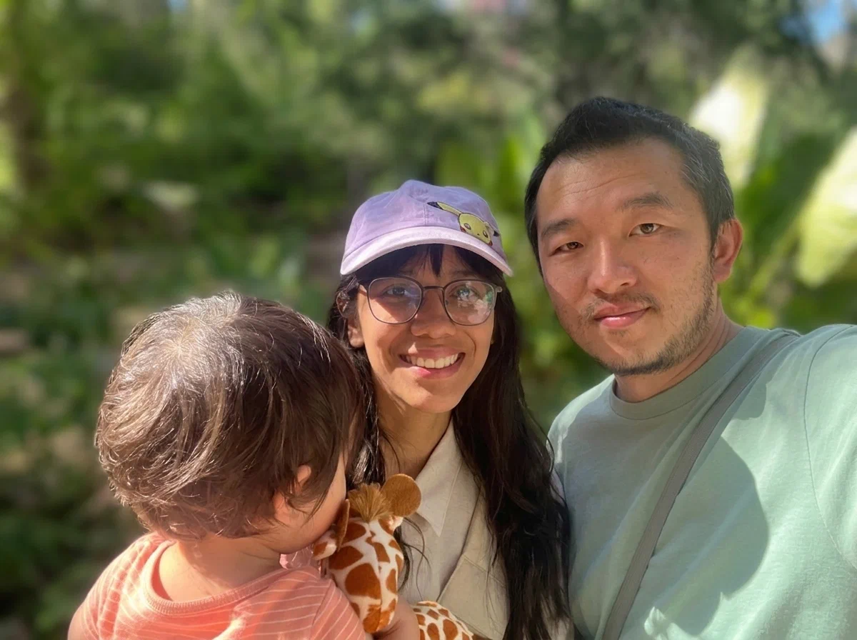 Jethro y Dafne con su hijo en brazos, en el zoológico de la Ciudad de México.